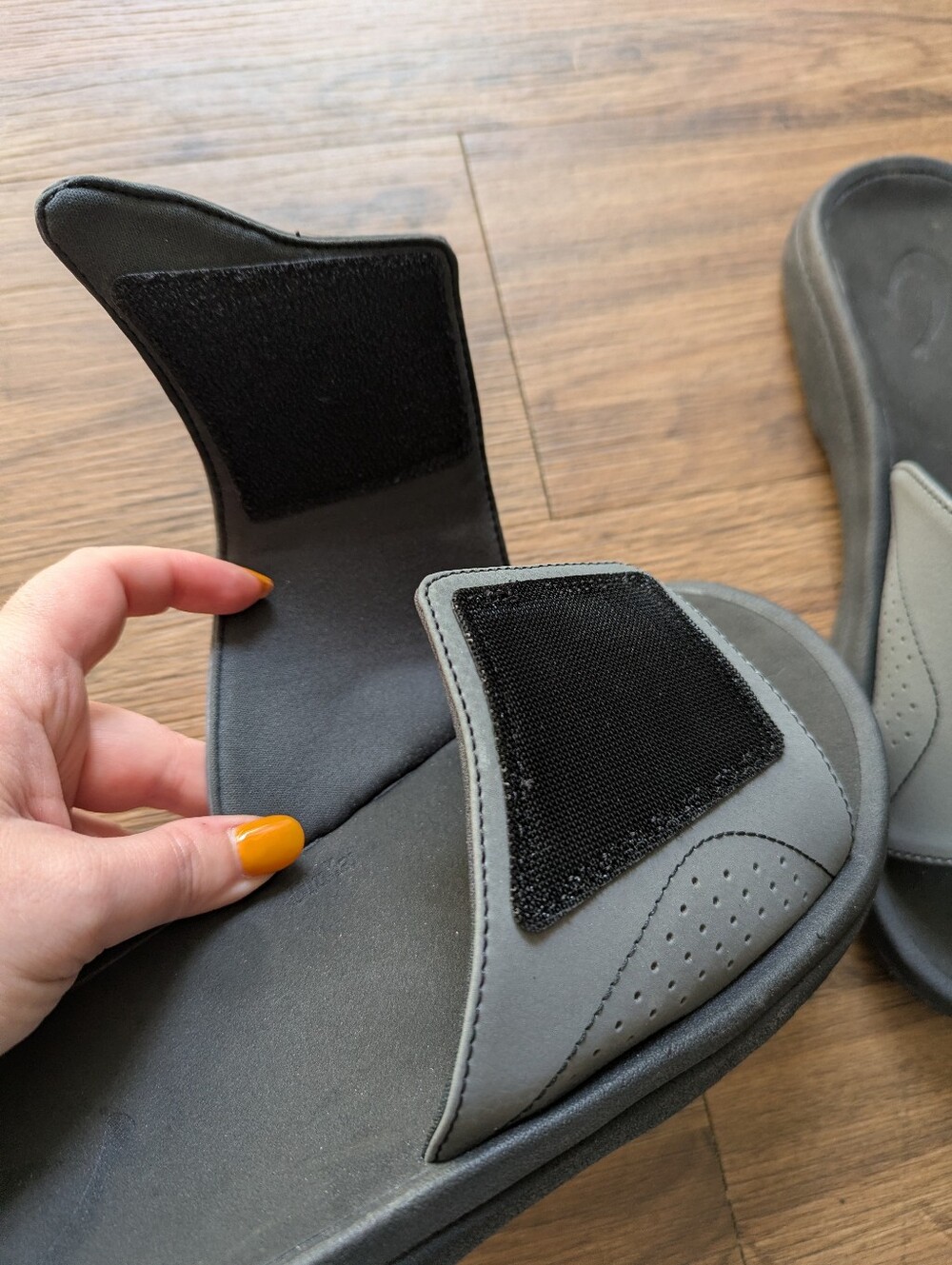OluKai Men's Grey Slide Sandals with Adjustable Strap Sz 11 - Picture 4 of 7